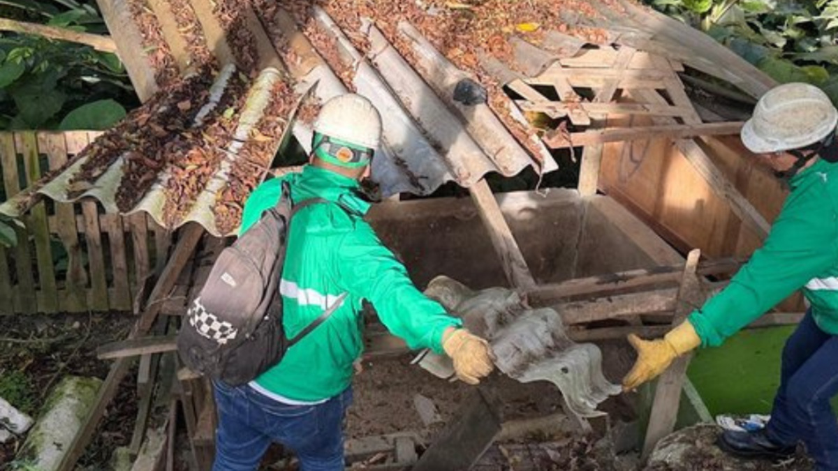 Derriban casetas ilegales utilizadas para estacionamiento, ventas y fiestas clandestinas en la comuna 1 de Medellín

 – Tinta clara