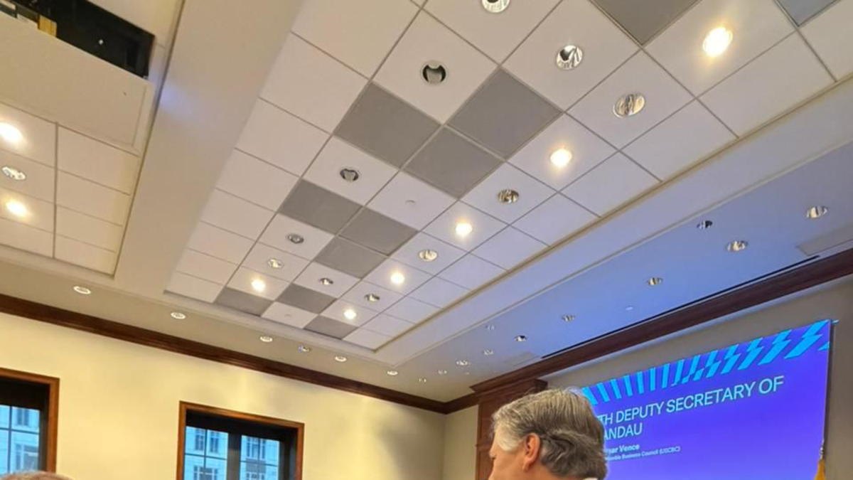 El gobernador se reunió con altos funcionarios de Estados Unidos

 – Tinta clara