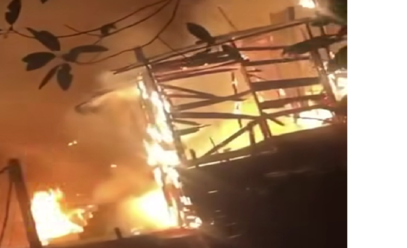 Devastador incendio arrasa 50 viviendas y deja a familias de un asentamiento humano heridas y sin hogar

 – Tinta clara