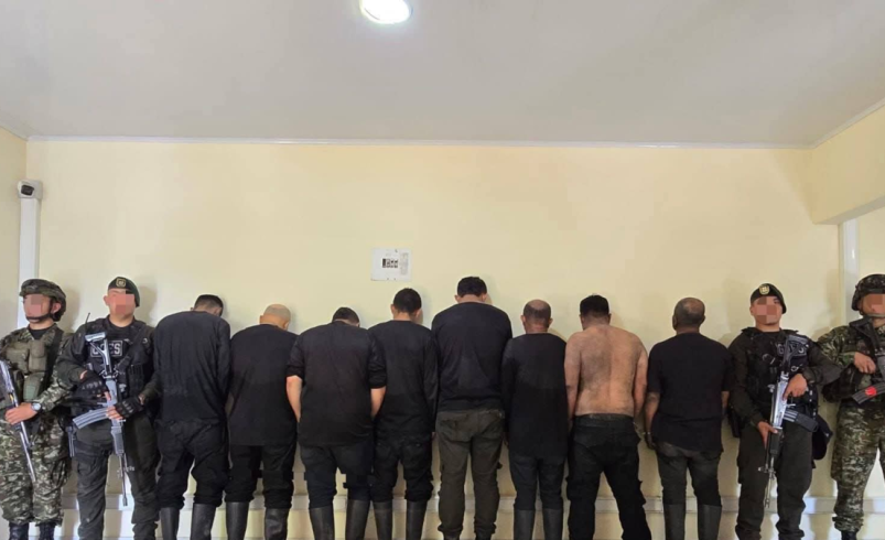 Comando armado de 34 hombres buscó piedras de depósito valiosas

 – Tinta clara