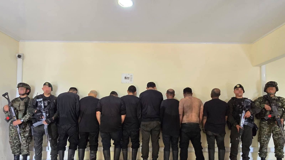 Comando armado de 34 hombres buscó piedras de depósito valiosas

 – Tinta clara