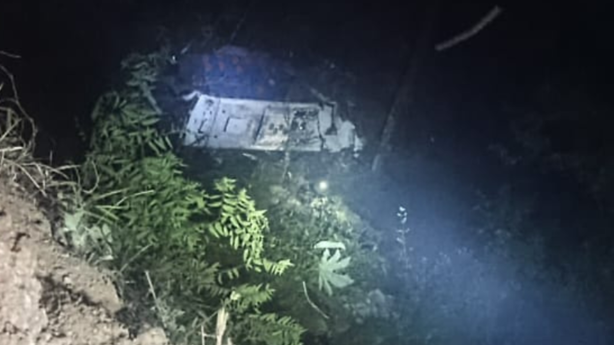 El vehículo quedó destruido en el fondo del abismo

 – Tinta clara