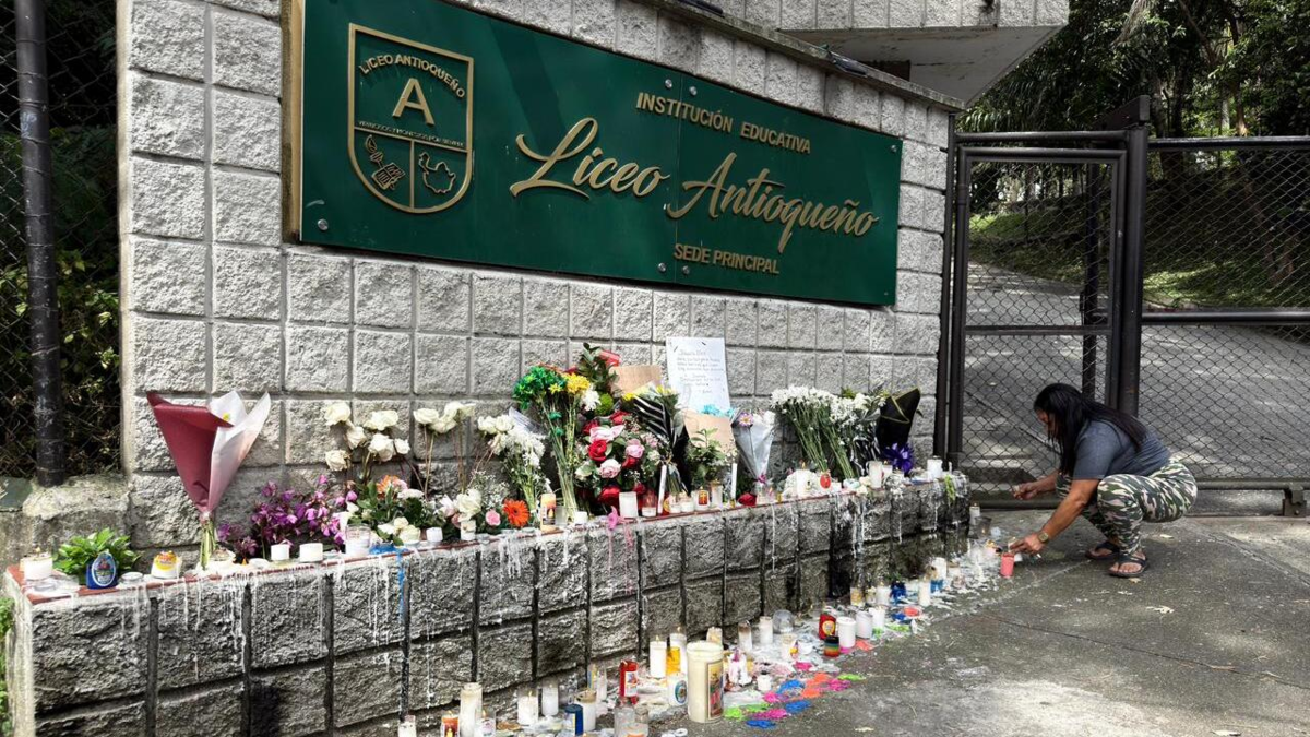 Gobierno y Alcaldía de Bello declararon tres días de luto; Comunidad educativa honró a las víctimas con velas

 – Tinta clara