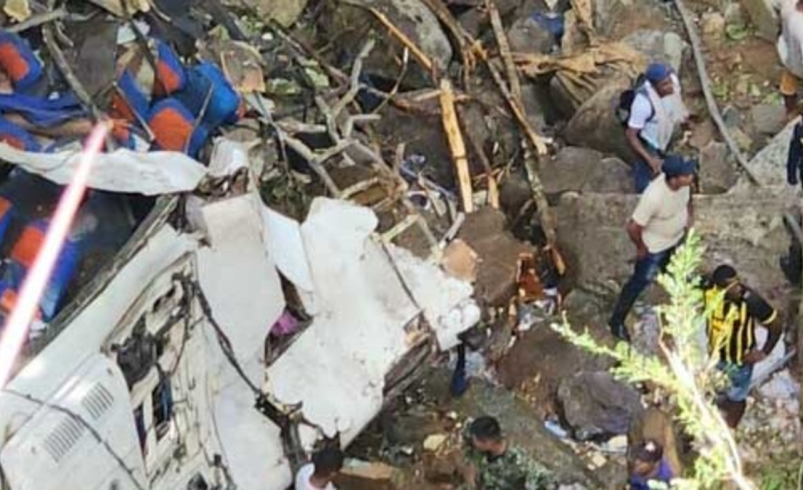 subió un abismo de 40 metros

 – Tinta clara