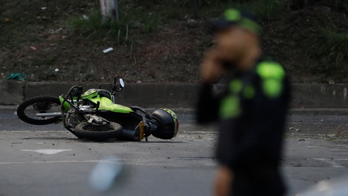 Hasta $400 millones de recompensa para autores del atentado explosivo que mató a dos policías que patrullaban en el sureste de Cali

 – Tinta clara