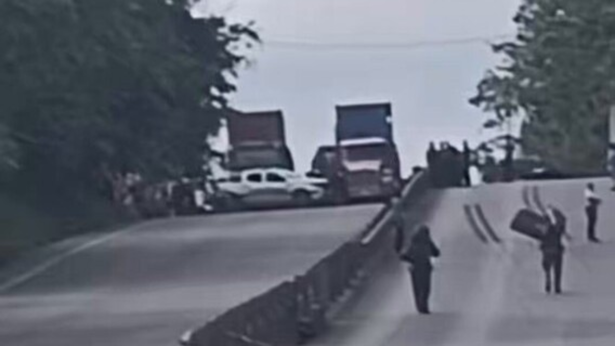 El Ejército y la Policía evitaron una tragedia al desactivar un cilindro bomba en la vía que va de Cali a Buenaventura; Así lo informaron las autoridades.

 – Tinta clara