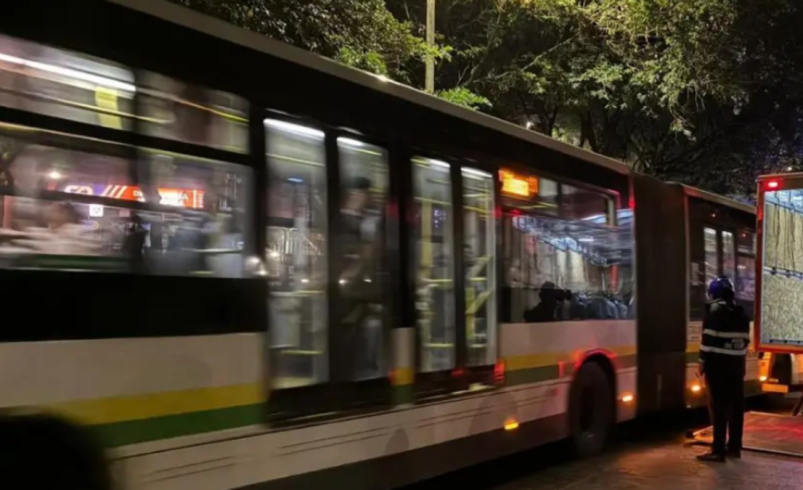 Inmovilizan 55 vehículos y sancionan a más de 80 personas en el carril Metroplús de Medellín

 – Tinta clara