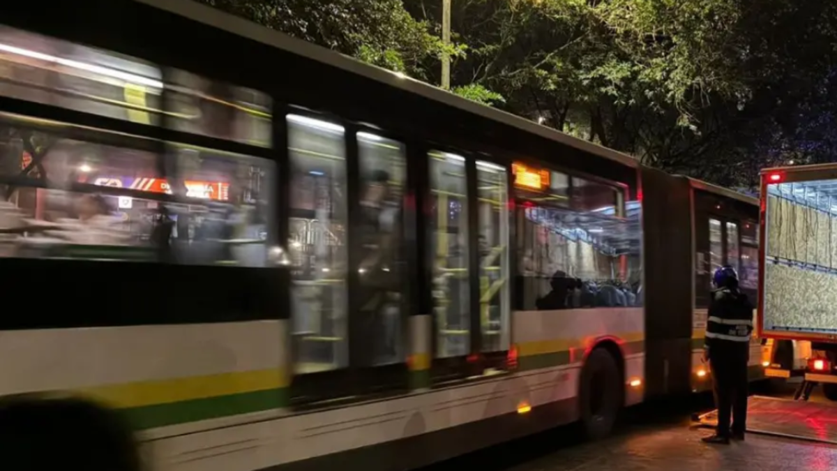 Inmovilizan 55 vehículos y sancionan a más de 80 personas en el carril Metroplús de Medellín

 – Tinta clara