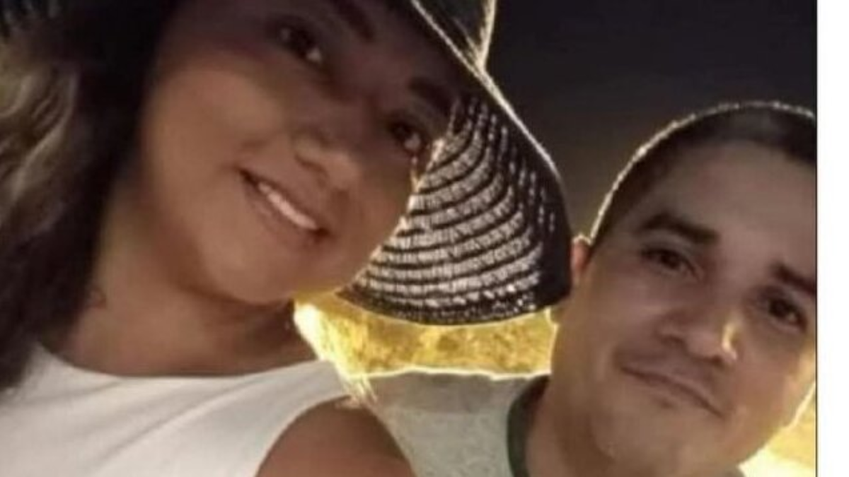 Eran el marido y la mujer que murieron cuando quedaron atrapados en su coche tras ser atropellados por un camión con remolque.

 – Tinta clara