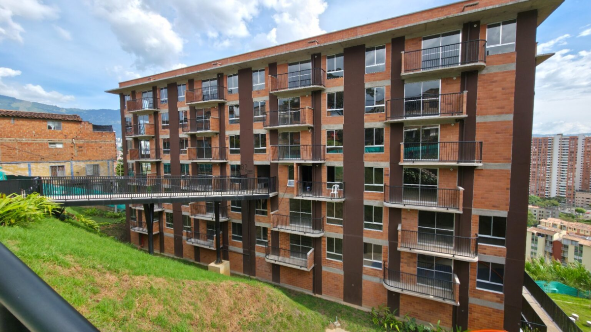 Lo que alguna vez fueron espacios vacíos, olvidados y costosos para Medellín, hoy son hogares con vida, risas y futuro, gracias al subsidio Compra Tu Casa

 – Tinta clara