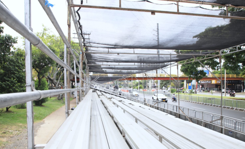 A pocas horas de que comiencen las emociones del Salsódromo de la Feria de Cali, así avanza el montaje de las gradas para los desfiles

 – Tinta clara