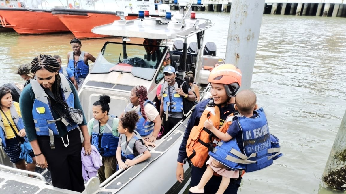 hombres, mujeres y tres niños temían por sus vidas tras 9 horas a la deriva; Este fue su rescate

 – Tinta clara