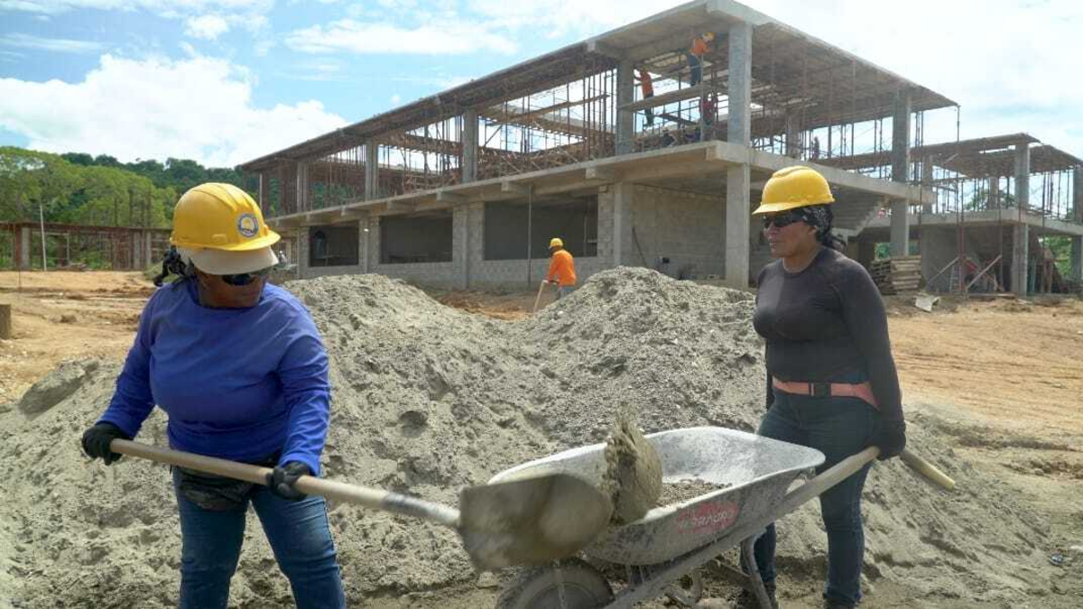 un grupo de trabajadoras lo reconstruyen tras ser arrasado por los paramilitares

 – Tinta clara