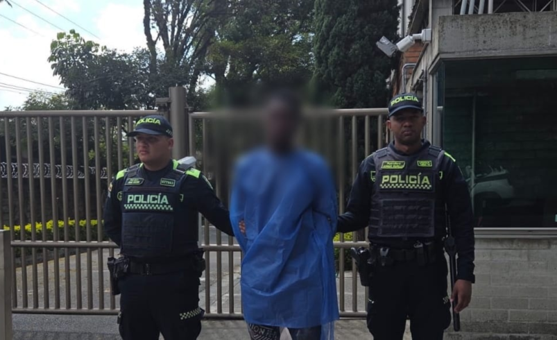 Hombre armado con cuchillo ingresó a una vivienda y agredió a seis personas

 – Tinta clara