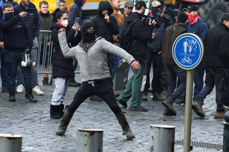 Los agricultores asedian el Parlamento Europeo con pirotecnia – EXTRA

 – Tinta clara