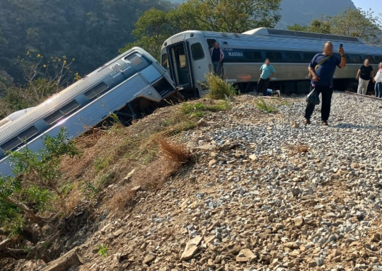 Falla en ruta del Tren Interoceánico causa 13 muertos y despliegan operativo de emergencia en México – EXTRA

 – Tinta clara