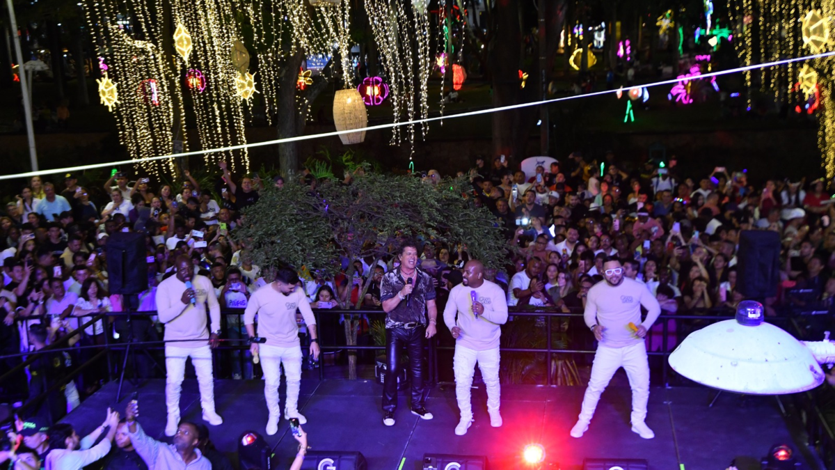 Carlos Vives y el Grupo Nicho sorprendieron con concierto en pleno Bulevar del Río para calentar la Feria de Cali

 – Tinta clara