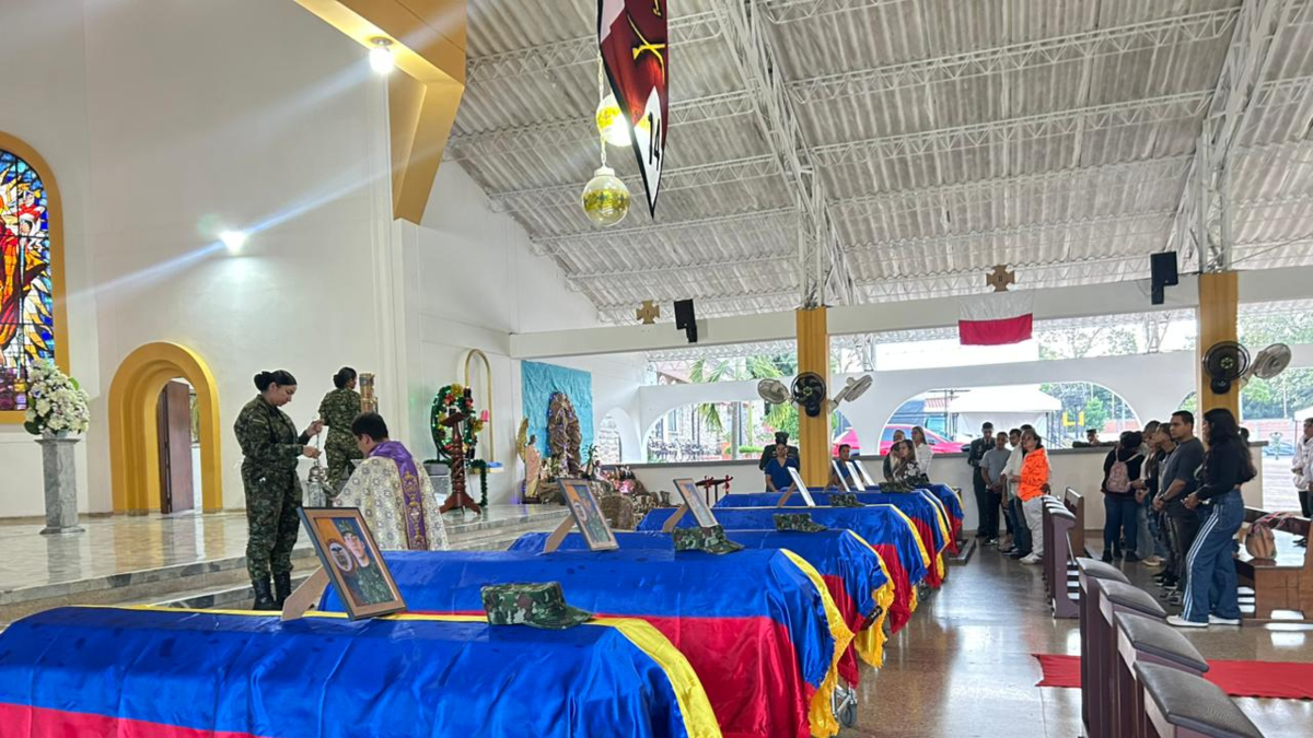 Con honores y vigilia despidieron a los siete militares asesinados durante el ataque del ELN en Aguachica.

 – Tinta clara