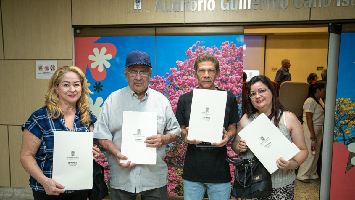 Después de años de vivir al margen de la ley, 1.057 familias en Medellín lograron la legalización de sus viviendas

 – Tinta clara