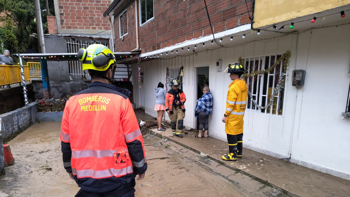 Viviendas y camiones, afectados por barro y agua.

 – Tinta clara