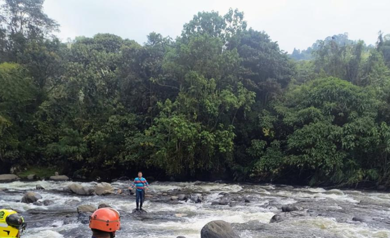 estaba observando aves y cayó al barranco

 – Tinta clara