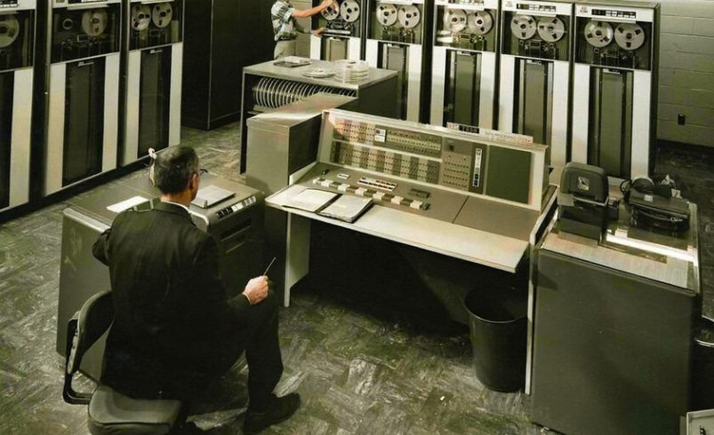 Hace 60 años tenían que literalmente «cortar» el código en tarjetas perforadas

 – Tinta clara