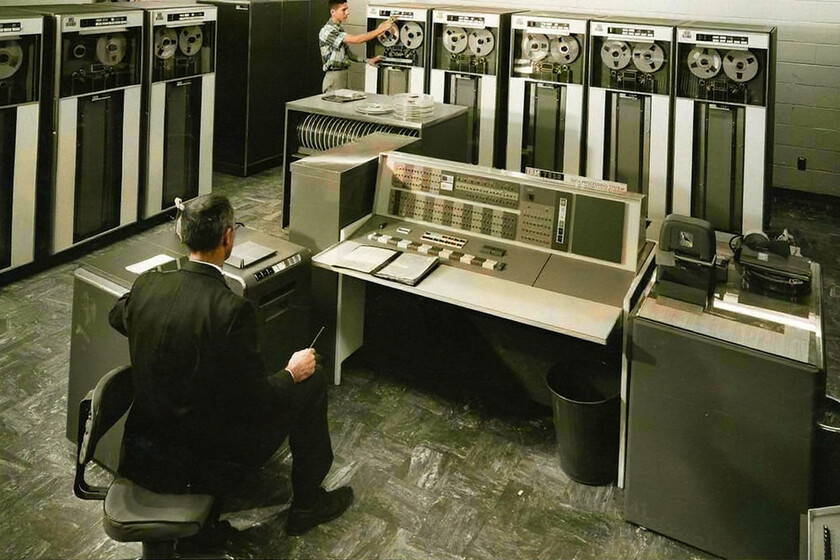 Hace 60 años tenían que literalmente «cortar» el código en tarjetas perforadas

 – Tinta clara