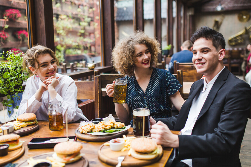 Hay gente robando cucharas, servilletas o vasos en los restaurantes. Y para muchos se ha convertido en una sangría económica.

 – Tinta clara