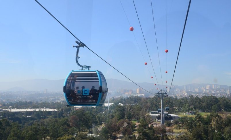 montar en un teleférico de 15 kilómetros de largo

 – Tinta clara