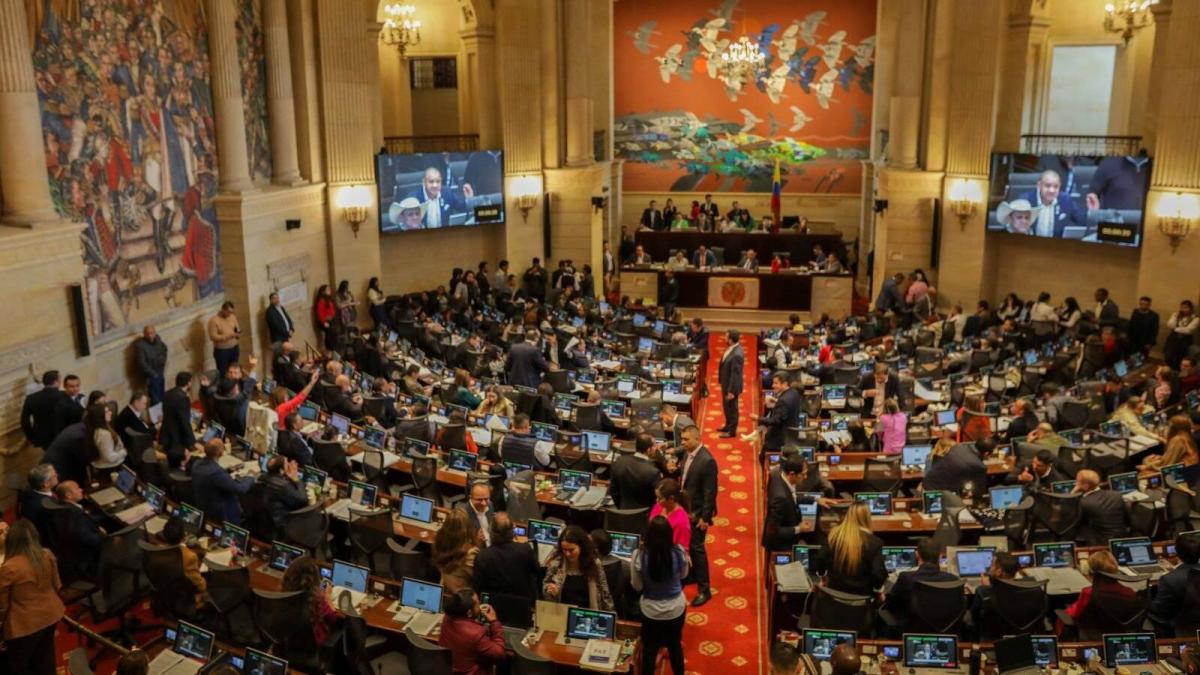 Hacienda confirma eliminación de $11 millones en bonos para congresistas

 – Tinta clara