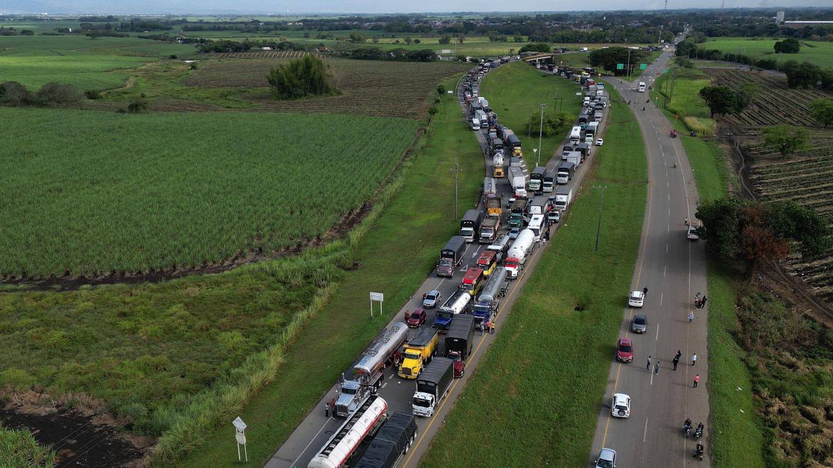 Así quedaron registrados algunos de los dramáticos momentos del accidente ocurrido en la Carretera Panamericana en el Cauca.

 – Tinta clara