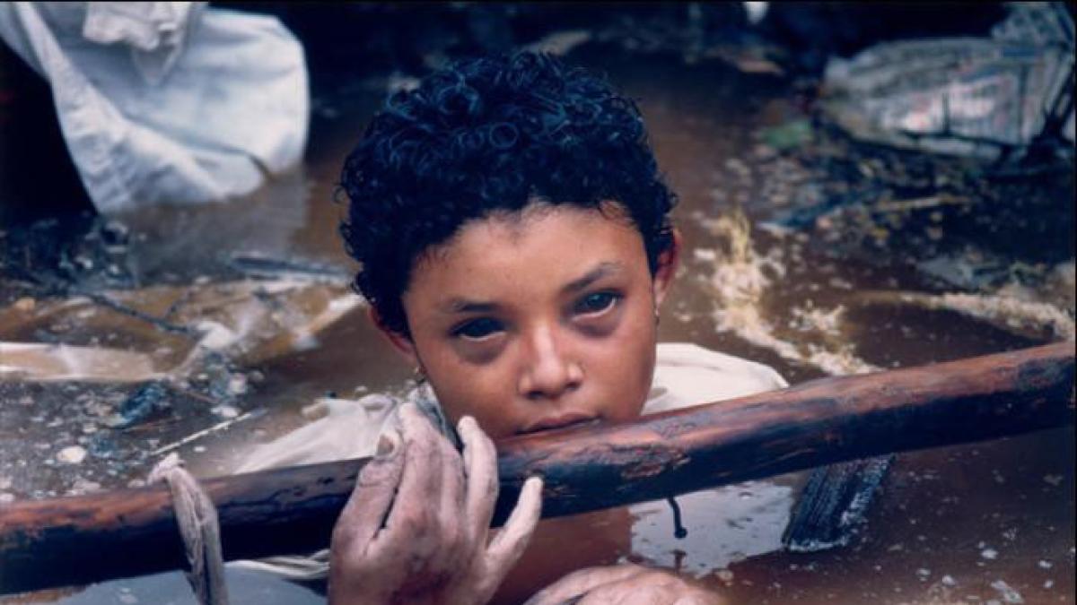 ¡Debemos salvar a Omayra! / Crónica de Germán Santamaría sobre la niña que quedó atrapada en el barro de la avalancha de Armero

 – Tinta clara
