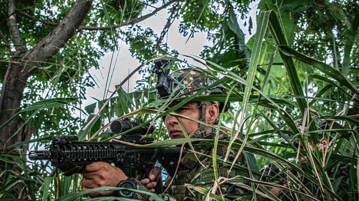 Dos militares resultaron heridos tras ataque con drones cargados de explosivos en zona rural de Jamundí

 – Tinta clara