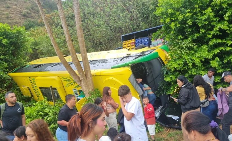 18 personas lesionadas tras accidente de un bus de transporte municipal en jurisdicción del municipio de Olaya en Antioquia:

 – Tinta clara