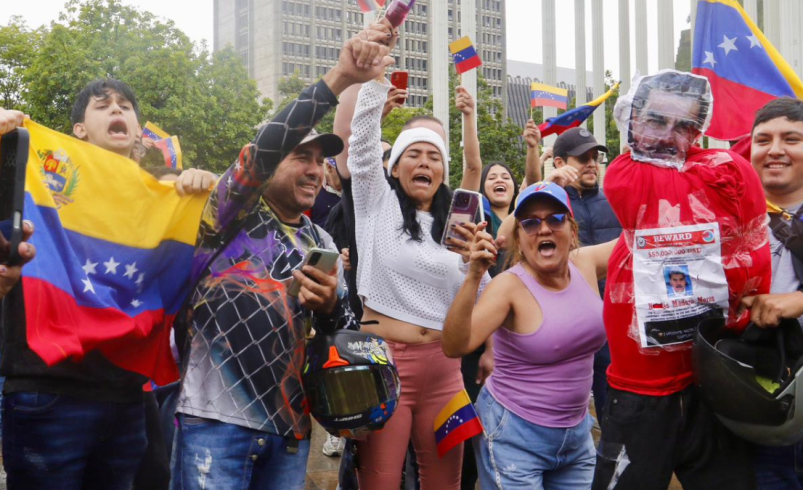 Entre lágrimas y euforia, venezolanos se reúnen en distintas ciudades del país para celebrar la captura de Nicolás Maduro

 – Tinta clara