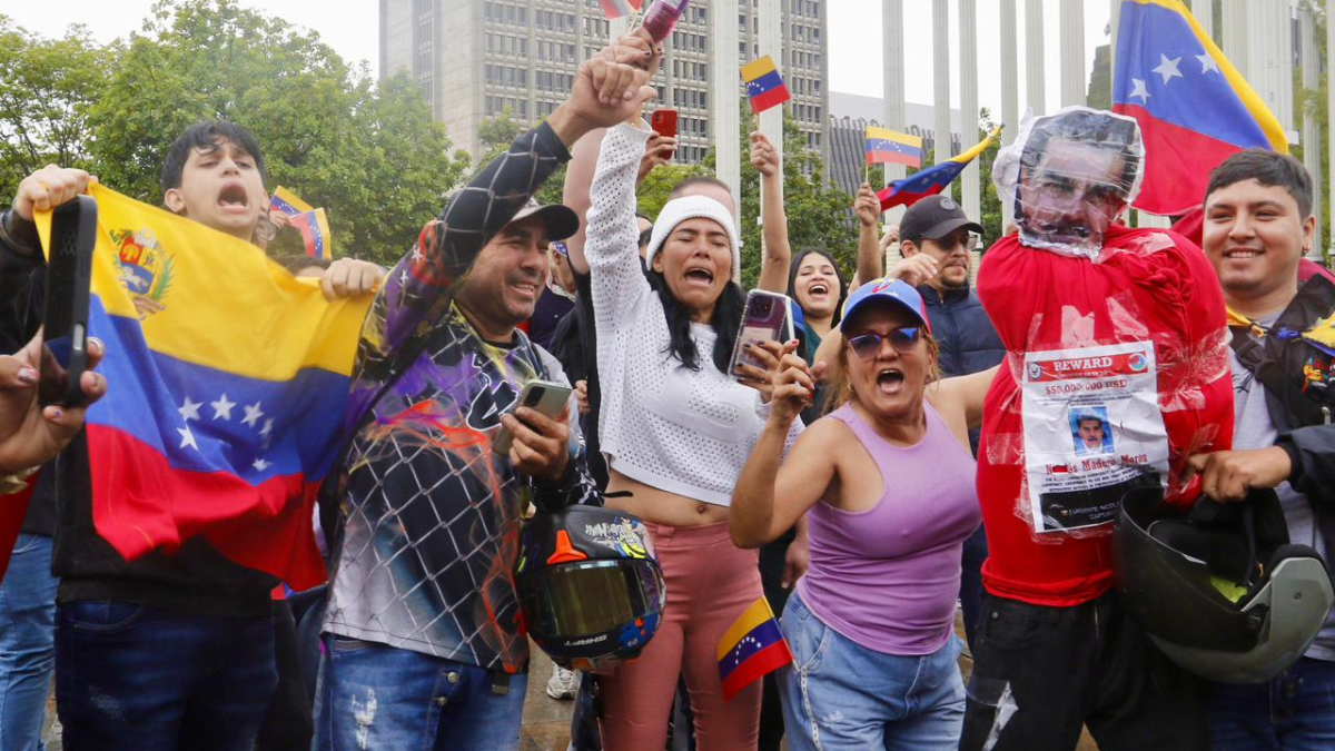 Entre lágrimas y euforia, venezolanos se reúnen en distintas ciudades del país para celebrar la captura de Nicolás Maduro

 – Tinta clara