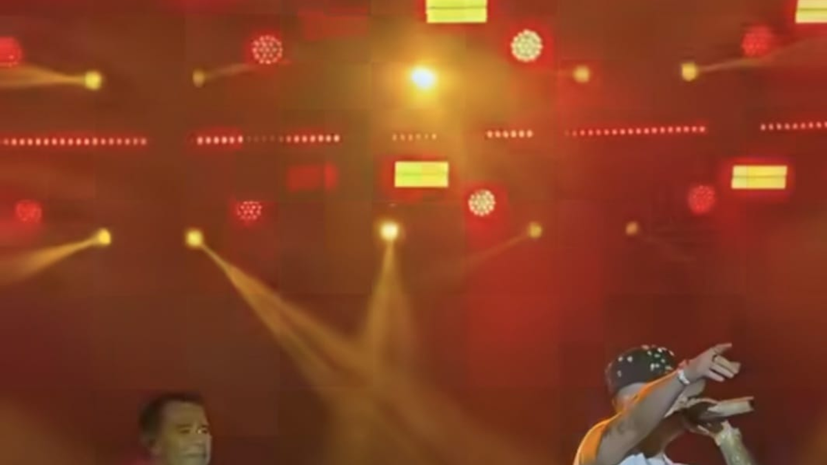 Jhonny Rivera le da inesperada sorpresa a su hijo Andy, en el Carnaval de Blancos y Negros en Pasto

 – Tinta clara