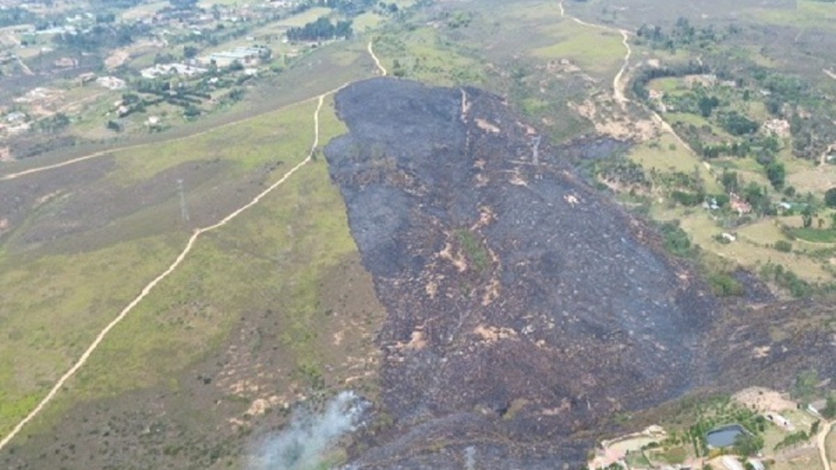 casas se salvaron de ser consumidas por el fuego

 – Tinta clara