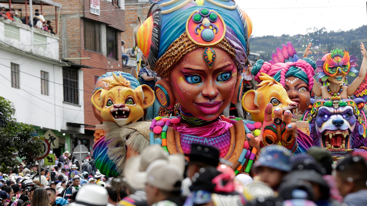 107 motivos desfilaron por sus calles

 – Tinta clara