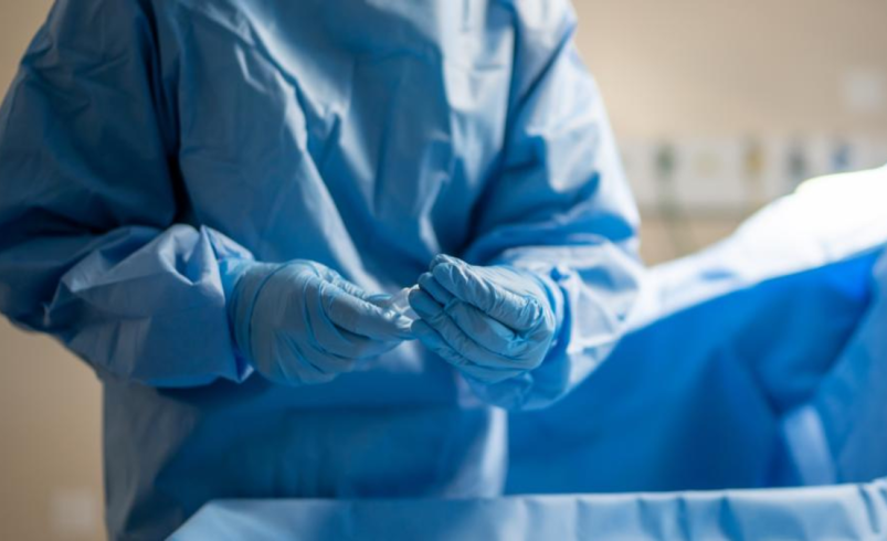 Médico imputado por la muerte de una mujer durante una cirugía clandestina para extraer estupefacientes a prisión

 – Tinta clara