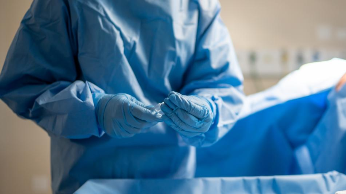 Médico imputado por la muerte de una mujer durante una cirugía clandestina para extraer estupefacientes a prisión

 – Tinta clara