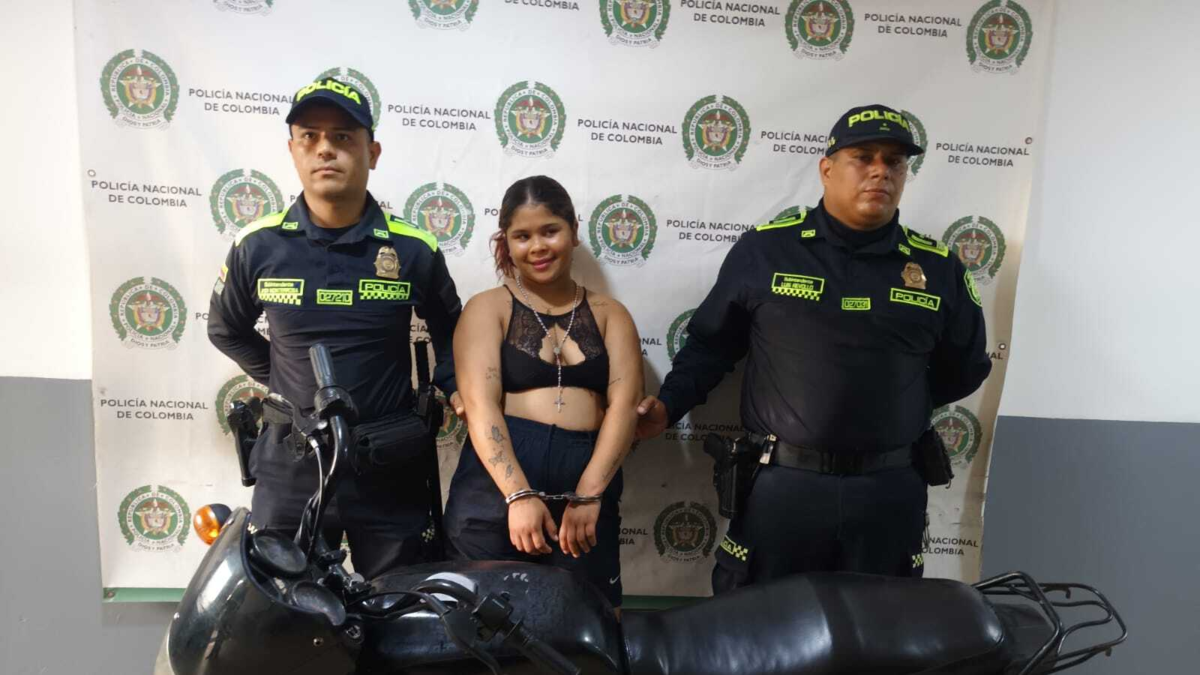 Mujer captada en el Atlántico tras persecución policial posó y sonrió para la foto que le tomó la Policía: fue encontrada en flagrancia

 – Tinta clara