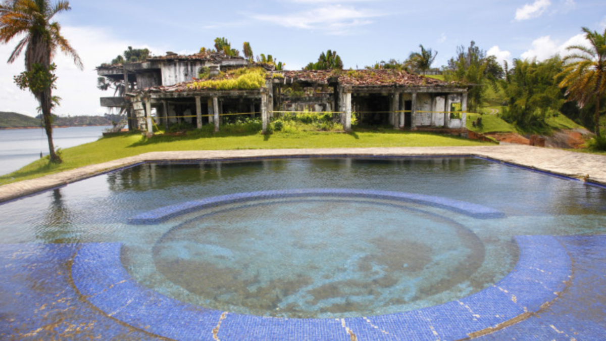 Estas son las ruinas de la mítica finca ‘La Manuela’ que perteneció a Pablo Escobar y fue subastada por el SAE por 7 mil 700 millones de pesos

 – Tinta clara