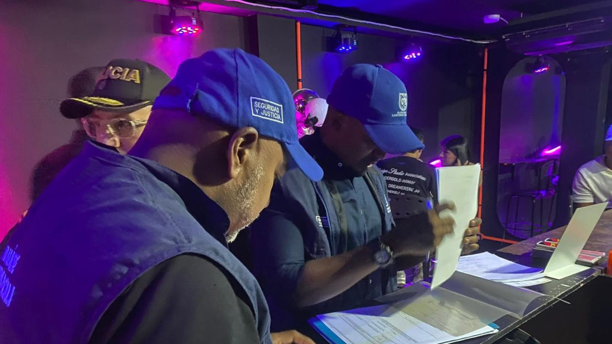 Los bares y discotecas podrán abrir hasta las 3 de la madrugada, y las licorerías y estancos, hasta la 1 de la madrugada.

 – Tinta clara