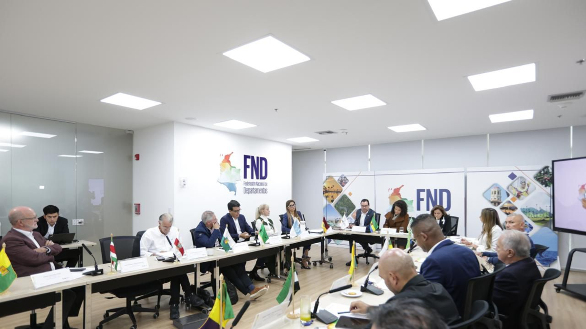 Gobernador del Valle del Cauca rechaza impuesto del 19% a cigarrillos y licores

 – Tinta clara