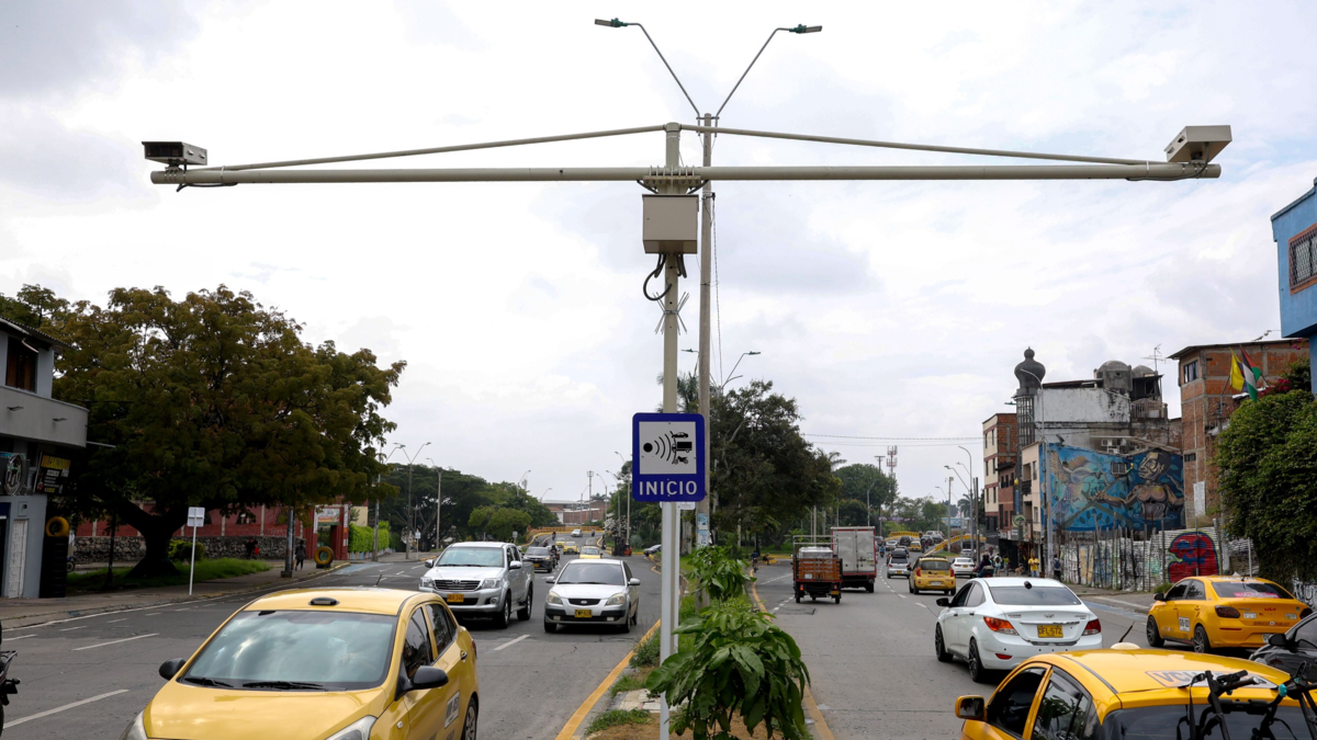 Cámaras de fotodetección redujeron accidentes viales en 67% en puntos críticos de Cali

 – Tinta clara