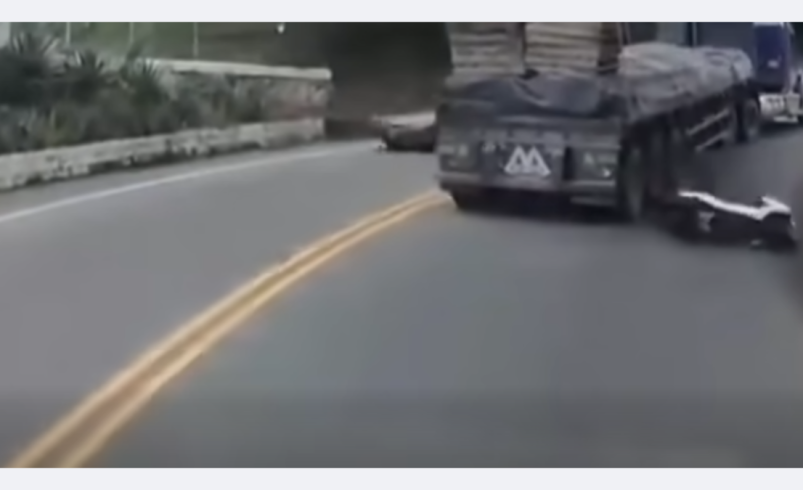 un motociclista estuvo a centímetros de ser aplastado por las llantas de un camión

 – Tinta clara