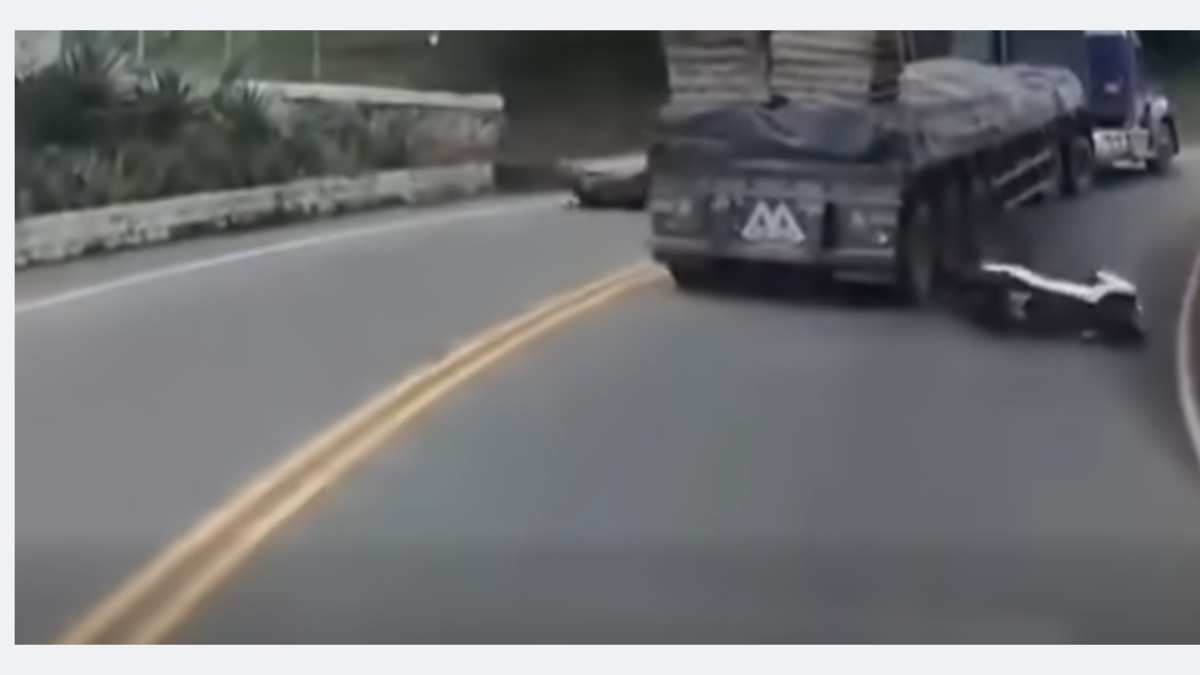 un motociclista estuvo a centímetros de ser aplastado por las llantas de un camión

 – Tinta clara