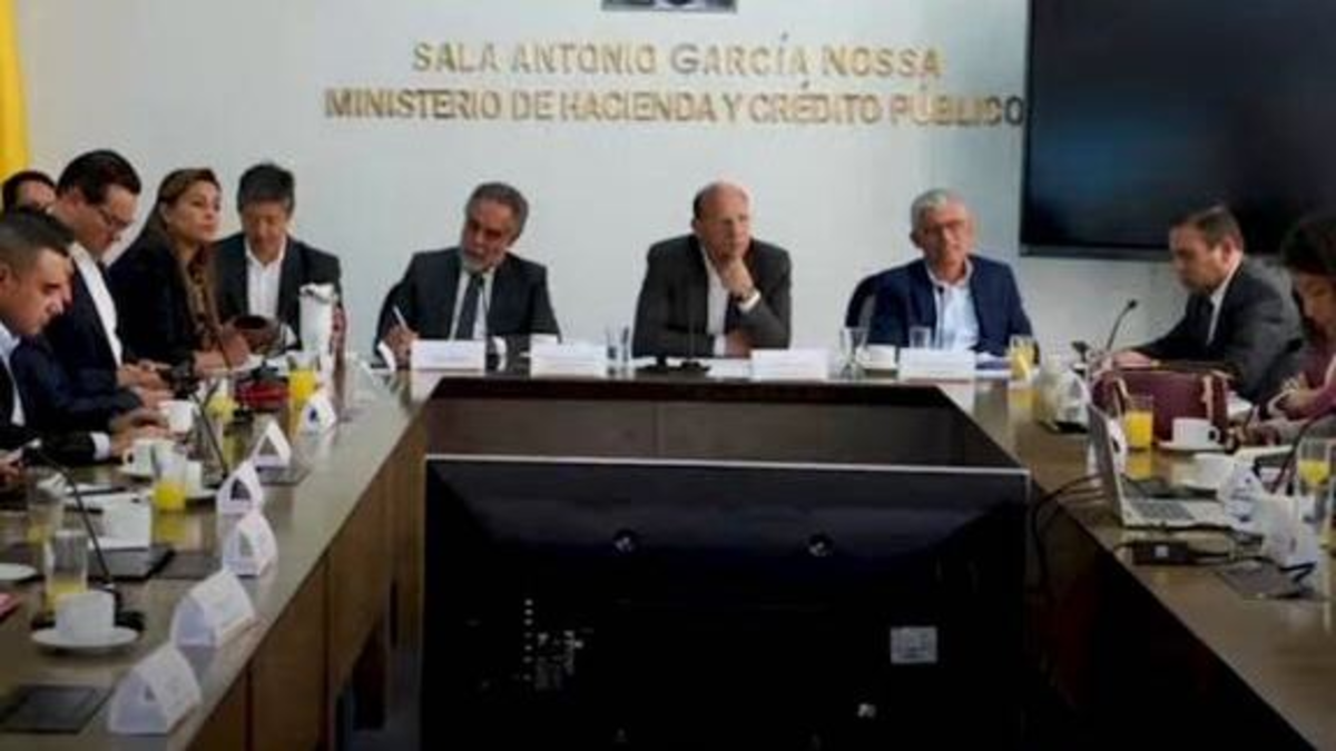 Gobernador del Valle, tras reunirse ante Minhacienda

 – Tinta clara