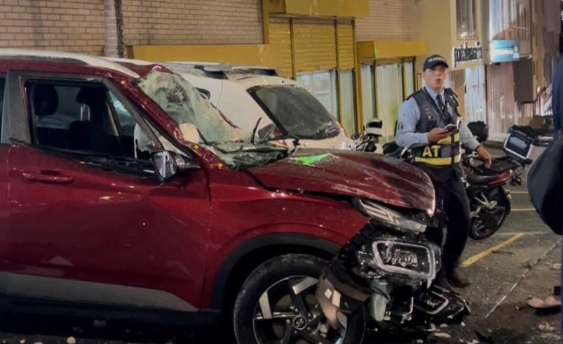 Este es el momento exacto en que un auto cae desde el estacionamiento de un tercer piso en Manizales; esto dijeron los testigos del incidente

 – Tinta clara